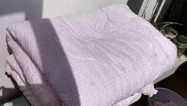 家长们|娃的被子被偷,妈妈在单元楼门口贴条,句句戳中要害不带一个脏字