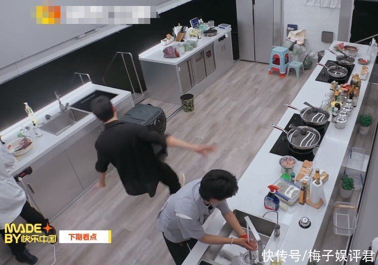 厨房|《中餐厅5》安全措施不到位，厨房漏雨龚俊摔倒，观众看着都揪心