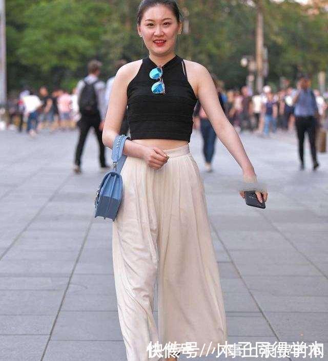 白色|黑色经典上衣搭配白色优雅打底裤,搭配的时尚感,很有讲究