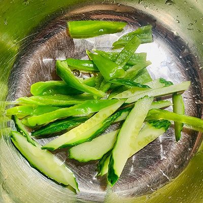 圆葱丁|夏季清凉下酒菜手撕鸡腿