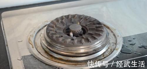 家家户户|在灶台上放几张纸巾,作用真强大,解决家家户户困扰的烦恼,实用