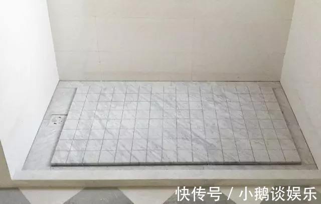 瓷砖|卫生间地面不要再贴瓷砖了,头次见有用这种设计,后悔没早察觉