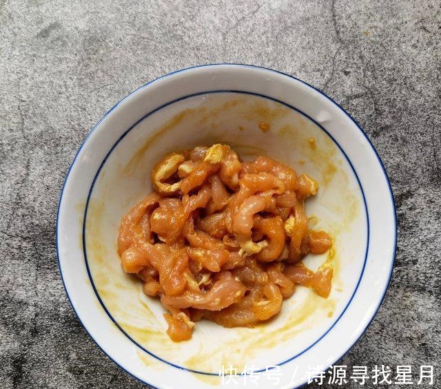 一溪月|芹菜肉丝炒面，油润鲜香，好吃极了！