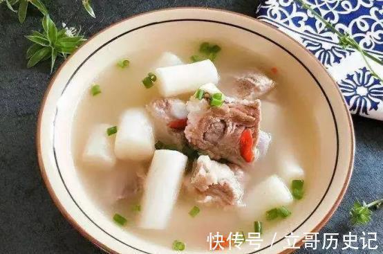 鲫鱼豆腐汤|秋季四款暖身汤，每款养生又健康，暖胃又暖心，健康度秋天