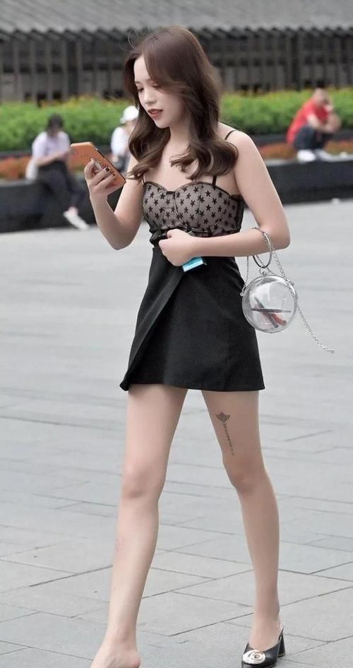 连衣裙|潮范儿美搭显然,穿抹胸的小姐姐胜穿吊带的小姐姐一筹