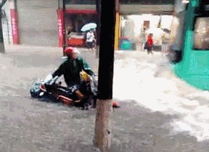 |搞笑GIF:女生喝多了什么都做的出来,她最后那几下是什么意思?