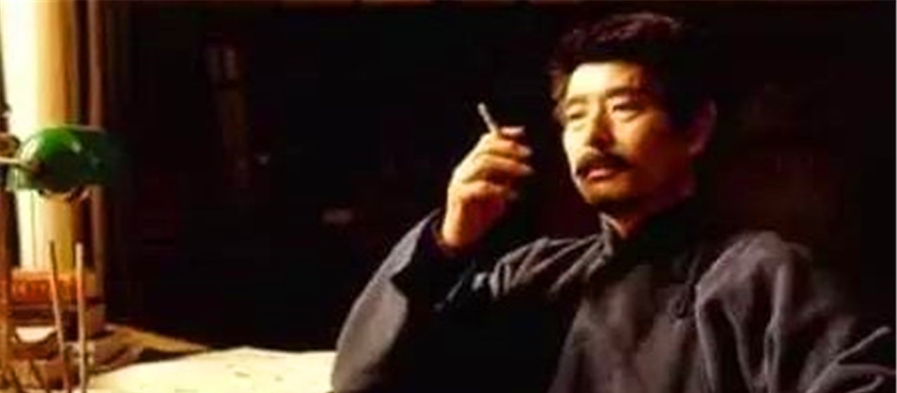 聂绀弩#鲁迅出殡现场10公里数万人为其送行,抬棺16人各个声名显赫!