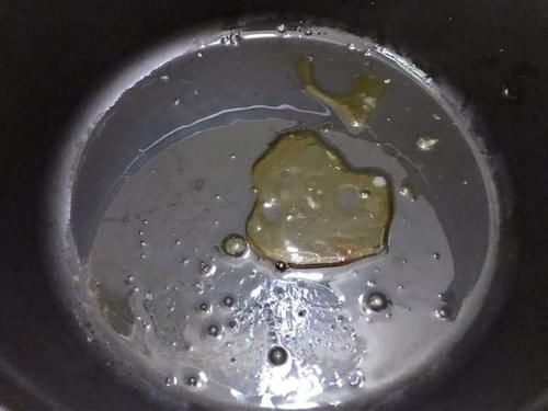  猪蹄胶原蛋白满满，可以美容养颜，搭配黄豆焖煮更美味