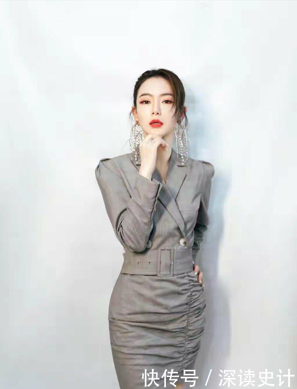 西装裙|戚薇拉离子烫真减龄，丝绒西装裙秀出白皙漫画腿，又酷又飒又养眼