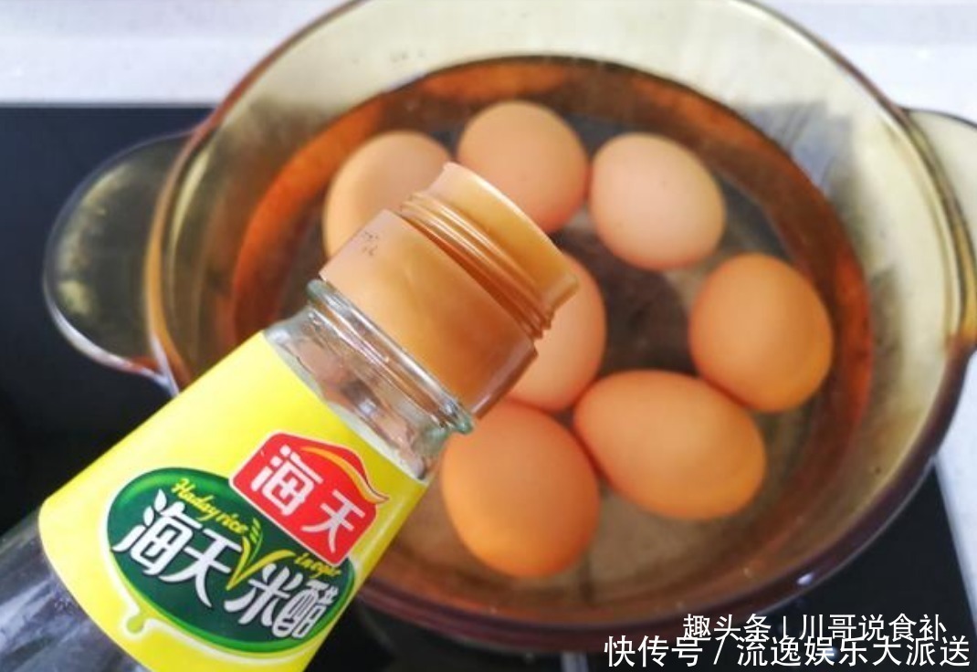 煮鸡蛋,用清水煮就错了,多加一步,蛋壳一剥就掉,蛋黄嫩营养好