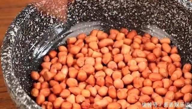 自从学会花生米这个吃法,我家隔三差五就做一次,营养简单又解馋