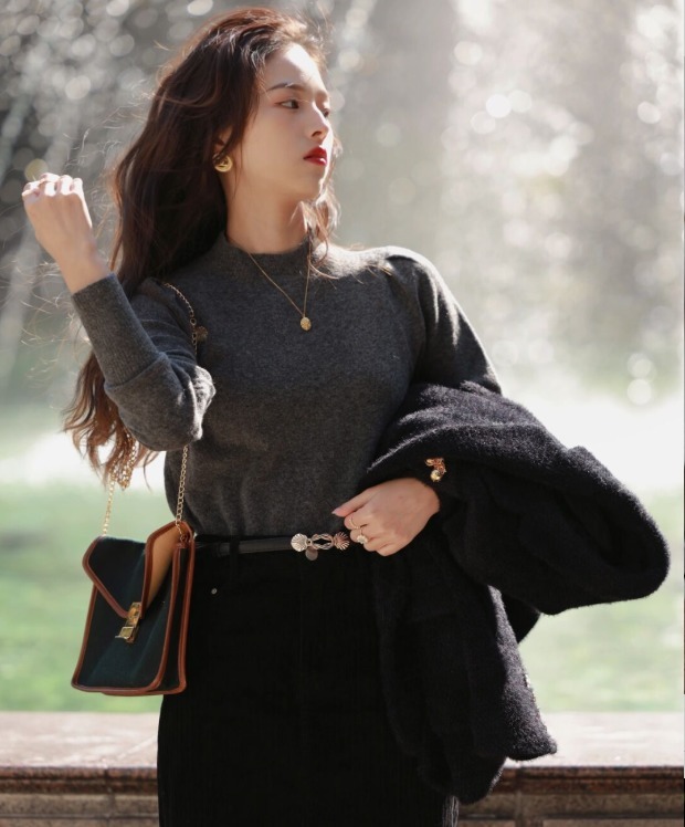 冬天|冬天也要穿的好看精致,试试“针织衫+半身裙”,氛围感觉了!