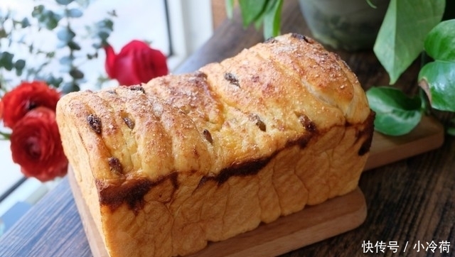 自制面包乐趣多,加上炼乳和葡萄干,又香又软味道赞,做法分享