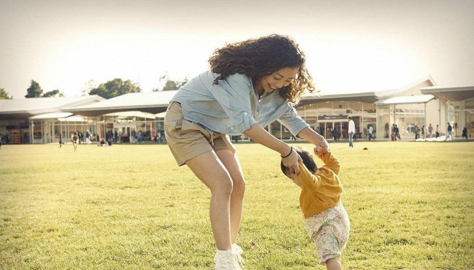 妈妈|心疼!宝宝学走路摔倒后不服气,爬起来继续摔,旁边妈妈笑翻了