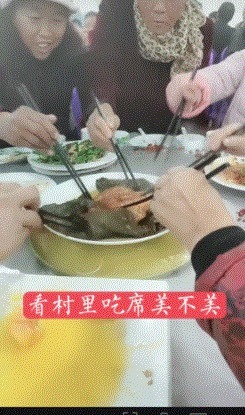 |搞笑GIF：姜还是老的辣啊，看看人家这下手真是稳准狠