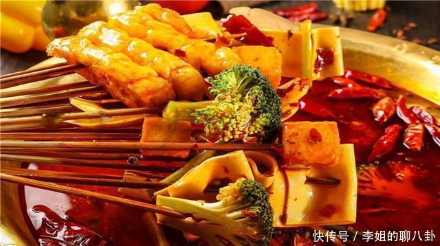 串串店|老夫妻开店卖串串，将串串全部放到杯里，实惠还卫生