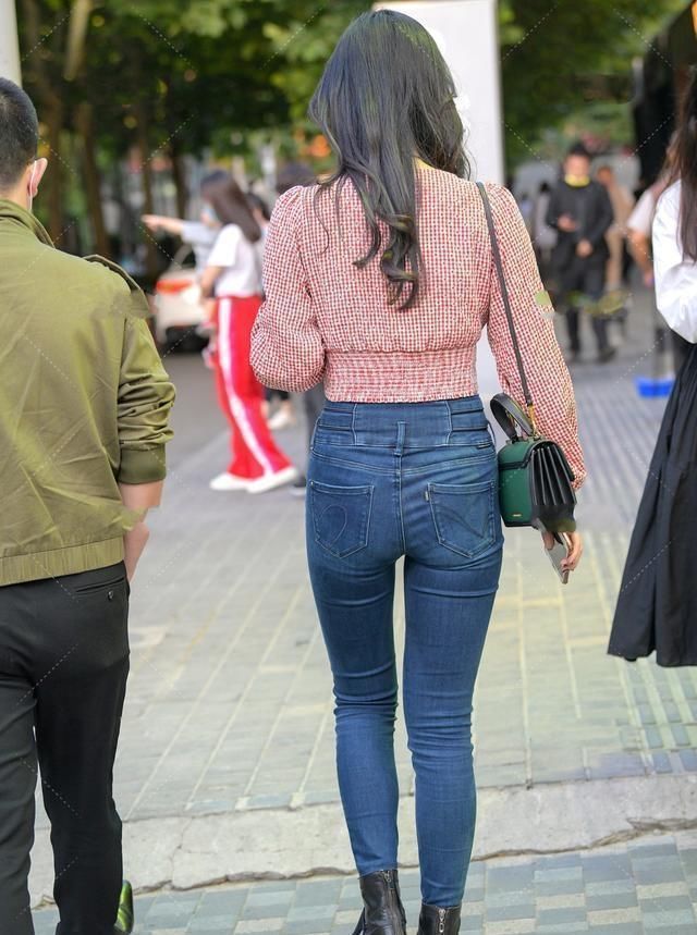 设计风格独特的瑜伽裤，让体型偏瘦的你圆润一些，微胖穿也很美