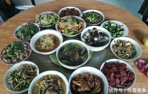 4个员工请老板吃饭,差距很大,你们猜老板会去哪一家蹭饭?
