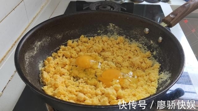 窝窝头|玉米面最好吃做法，开水锅里一倒，瞬间变美味，全家老小都爱吃