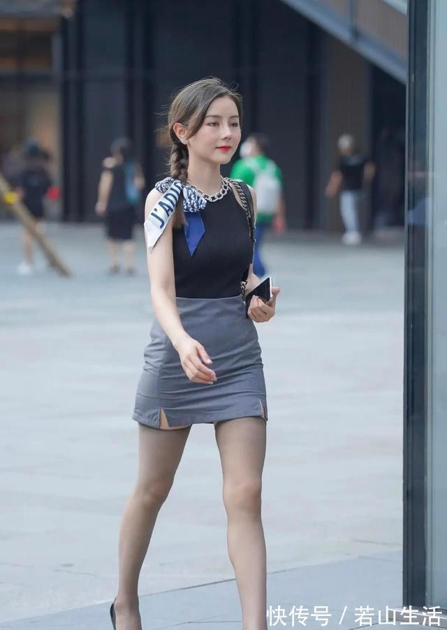 女性 半身裙搭一双黑色高跟鞋,展现了女性的知性优雅