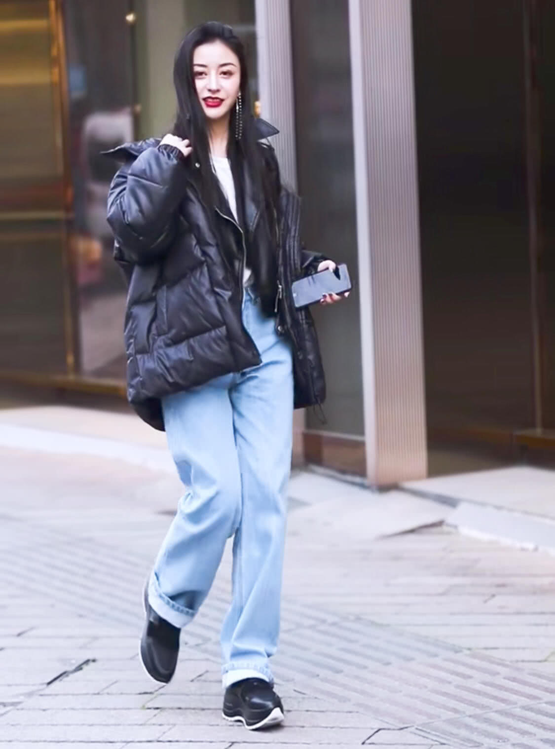 酷极了|建议牛仔裤不要穿七分的,试试“翻边穿法”,搭配毒液鞋酷极了