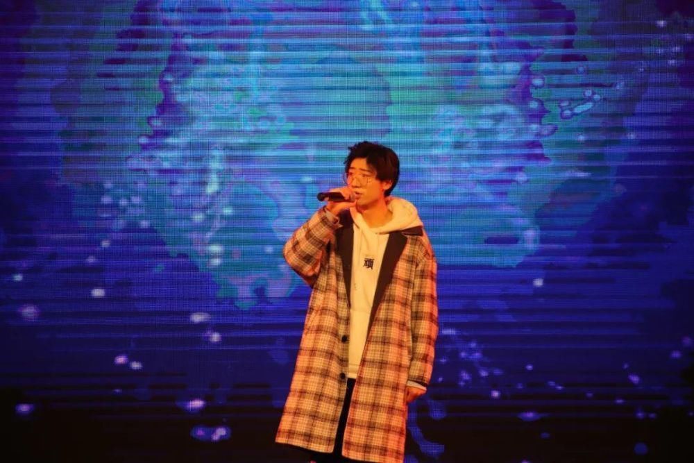 冬天的第二场雪和今晚的校园歌手大赛更配噢～