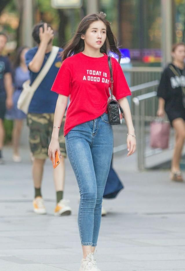 a6418 牛仔裤搭配打底上衣，充满时尚气息，尽显娇媚优雅的女人味