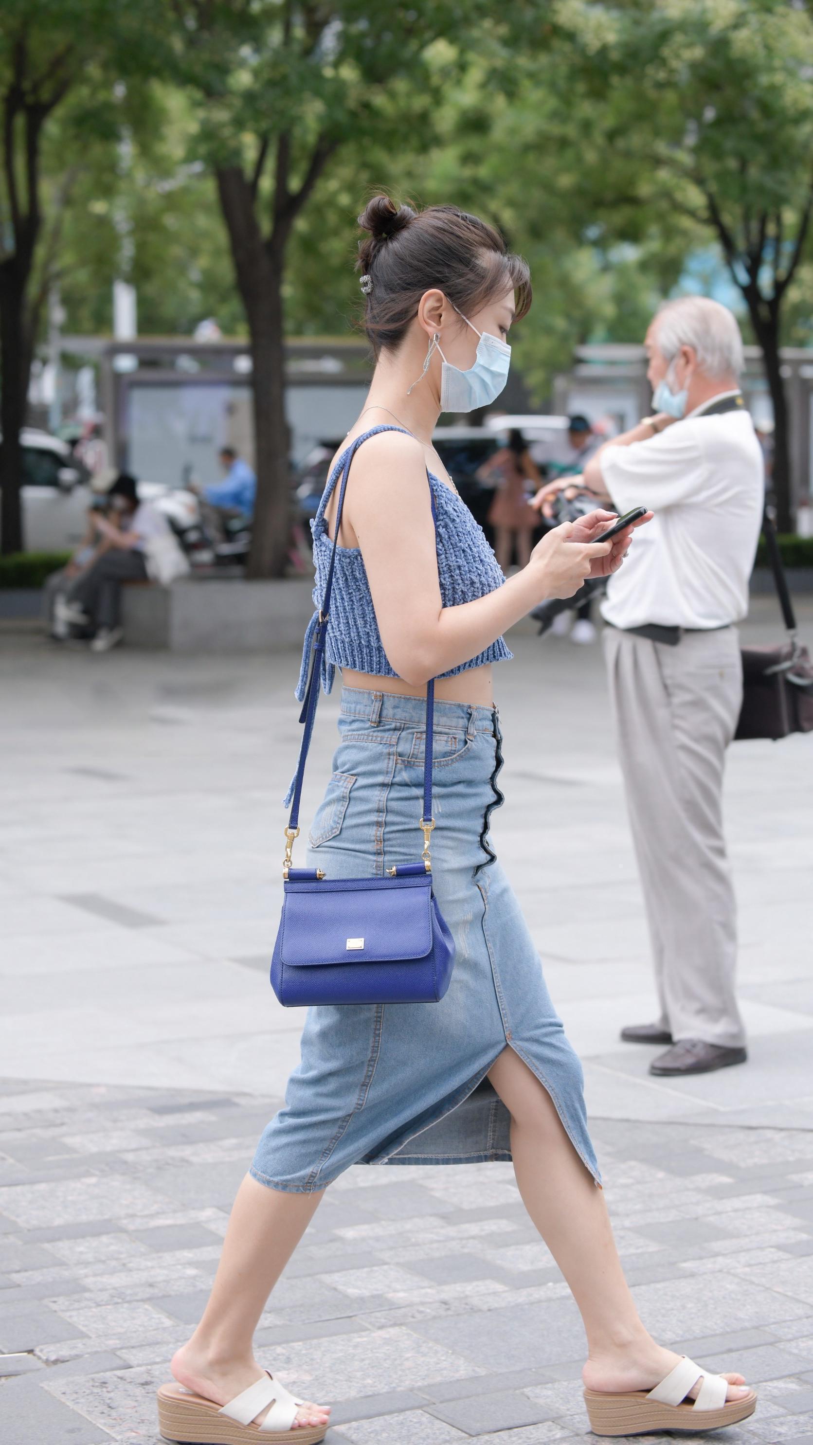 美女|美女用毛衣吊带背心搭配牛仔裙,展现窈窕身姿,做个时髦精