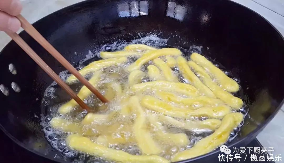 以后南瓜面粉就这么做,加3个鸡蛋,不蒸馒不烙饼,上桌就被抢光