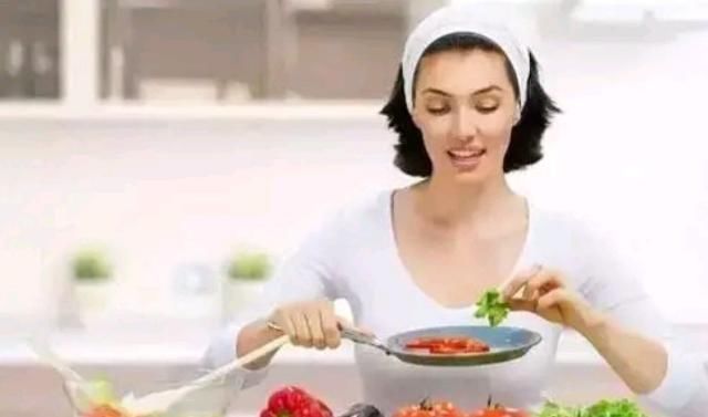 瑜伽垫|女性到了45岁，睡觉前还能保持这些好习惯，衰老来得会比同龄人慢