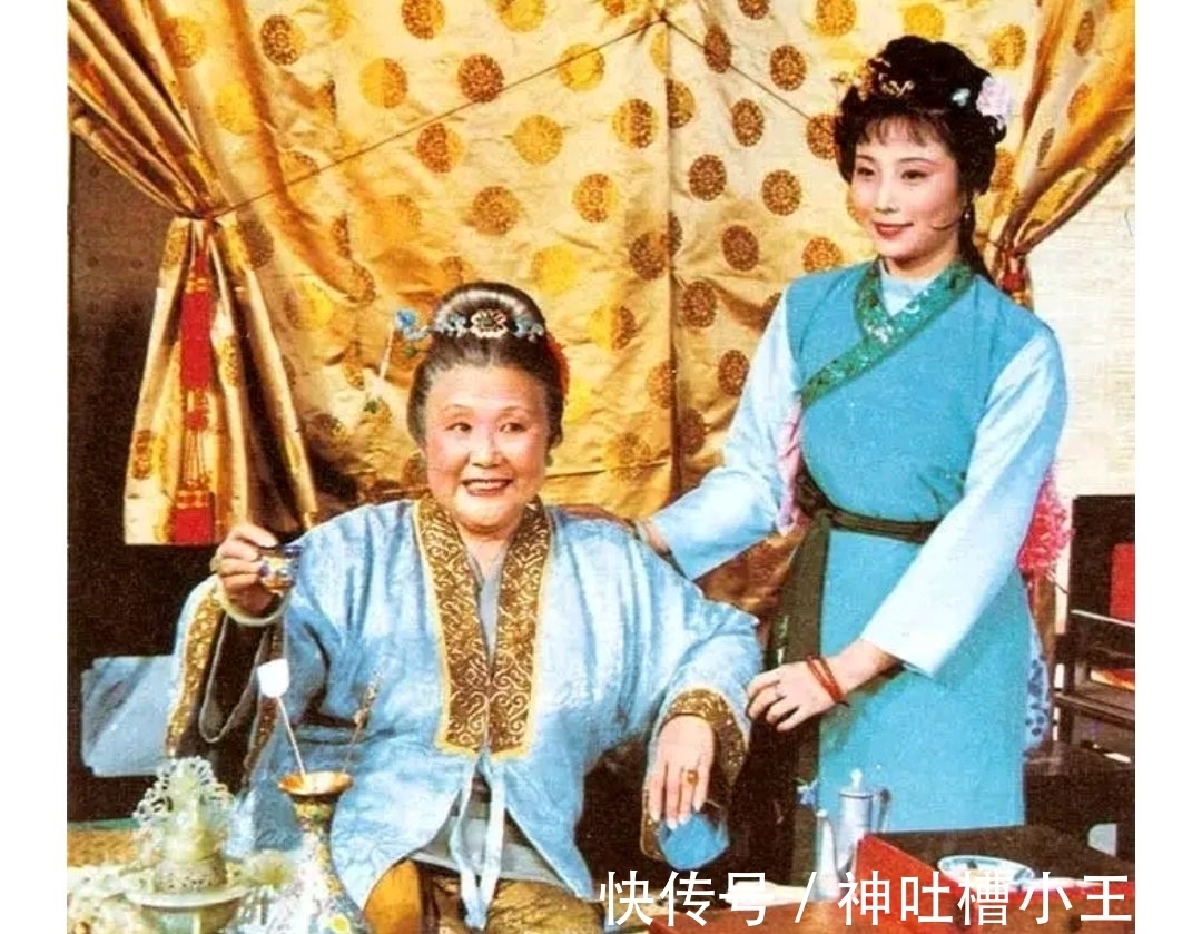 凤姐儿&贾母为薛宝钗过15岁生日,细节中,透露着二人冰冷的互不在意