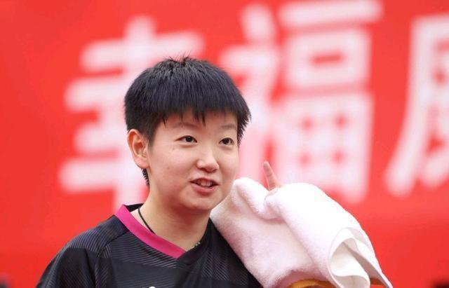 世界杯|离婚后33岁福原爱又瘦又美!亮相世界杯为孙颖莎颁奖:恭喜你啊
