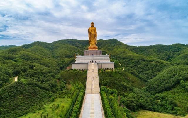 河南平顶山有个大佛，花费108斤黄金打造，抱佛脚要收费