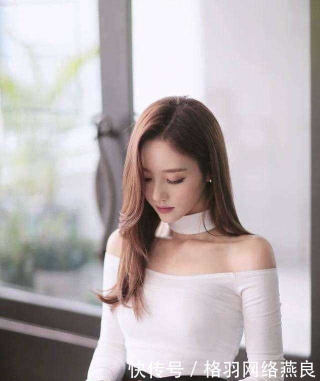 淡雅|路人街拍, 小姐姐一字肩黑白搭配裙装, 白皙丰满身材清新淡雅