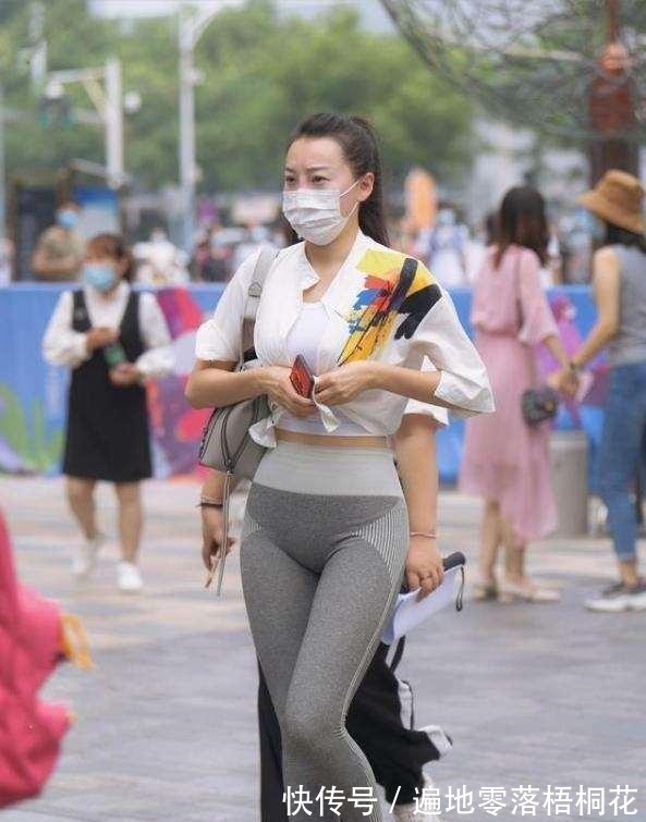 肤色 贴身提臀的打底裤，配色亮眼吸睛，特别好看