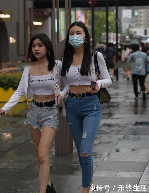 紧身牛仔裤|小姐姐穿紧身牛仔裤,搭配白色贴身上衣,性感时尚又迷人