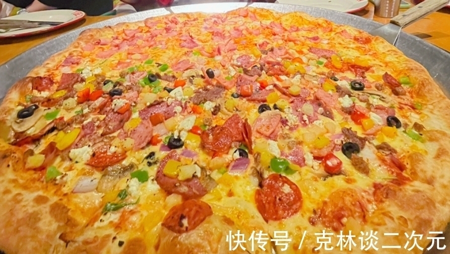 宋雨琦回高中母校，打卡最愛的披薩店，這尺寸確定吃得完？