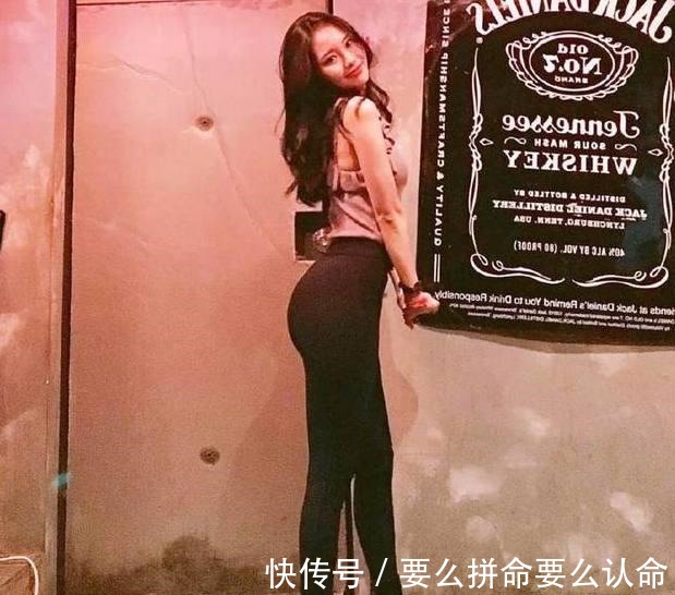 小姐姐|简单装扮的打底裤美女，年轻又漂亮，尽显凹凸身姿！
