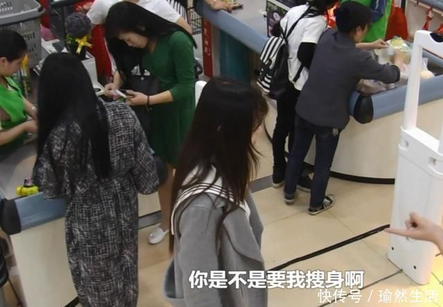 放行|“你家孩子偷了东西,不信搜身”,宝妈一句话,工作人员立刻放行