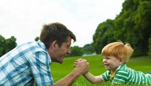 父母|一位爸爸在商场里抱着孩子边走边哭，路人自觉为他让路