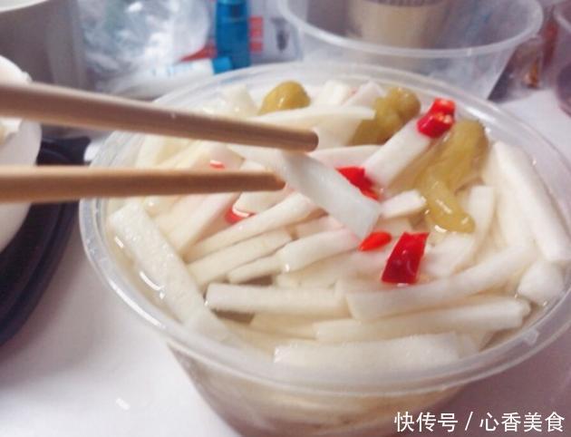 泡萝卜时,用盐腌制,还是用糖大厨教你正确做法,萝卜酸甜脆爽