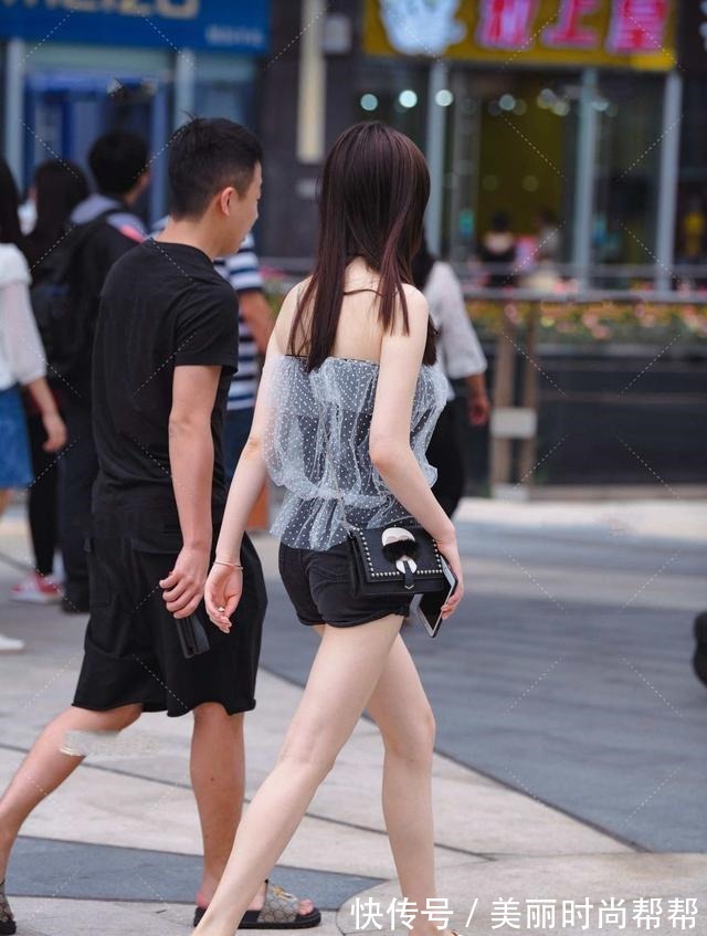 上装 薄纱上衣空灵飘逸,和黑色短裤的结合,打造兼具温柔与时尚的穿搭!