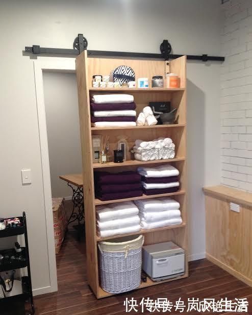 滑轨|卧室不打门做门洞,装上带滑轨置物架,又能储物又能当门使