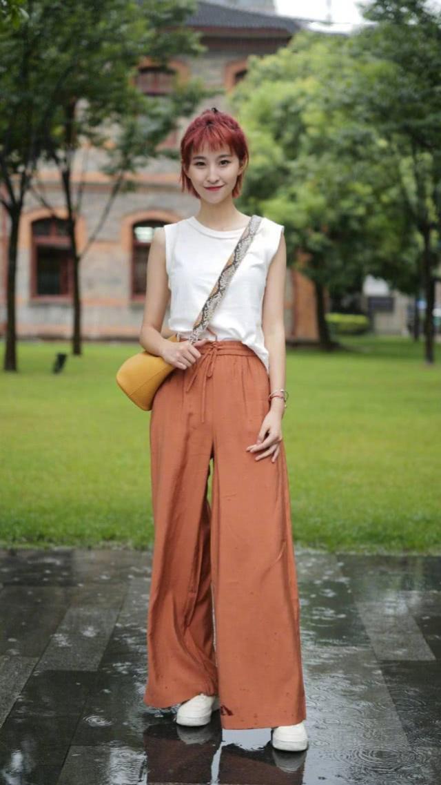 小姐姐|街拍:身材高挑的小姐姐,穿着打扮个性十足