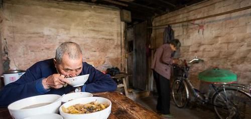 男性|男人每天喝点酒,身体会怎么样专家的话有点意外,麻烦正确对待