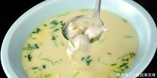 鲫鱼汤加冷水炖还是热水炖好多人都做错了,难怪鱼汤不白也不鲜