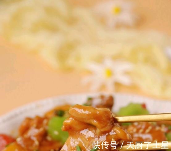 苹果|鸡腿营养丰富,搭配苹果一起炒,酸甜可口!