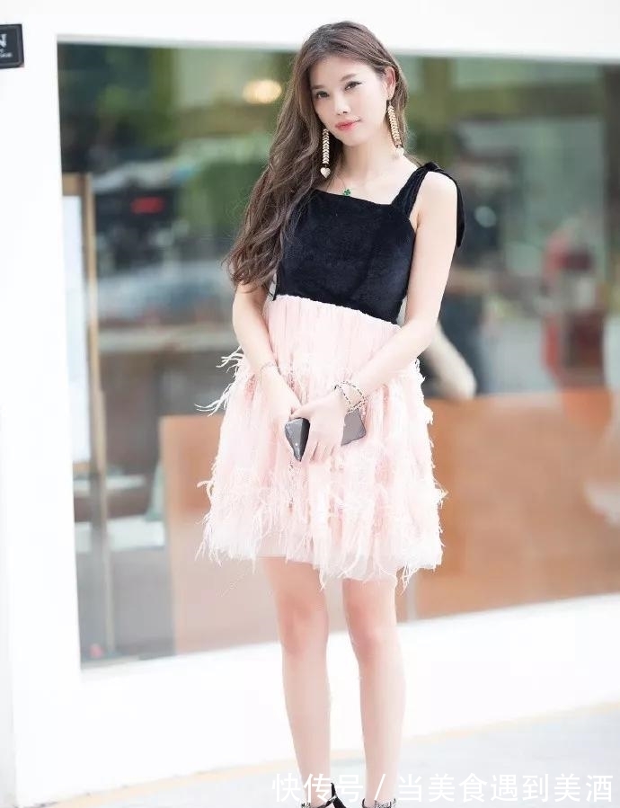 外套 高腰的黑色短裤,显瘦的同时,又能够让双腿显得修长又迷人