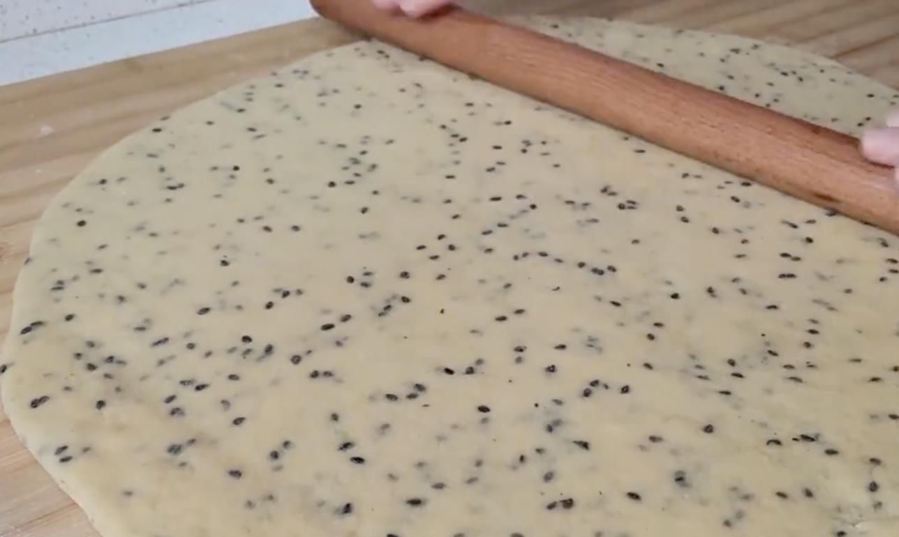 学会|1分钟学会用面粉做道“鸡蛋空心饼”,香甜美味,蓬松暄软