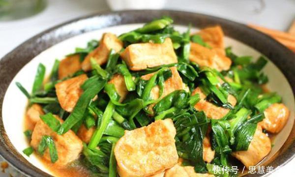 下饭|推荐一道家常韭菜的做法,不用鸡蛋用它炒,鲜嫩下饭,连吃了3天